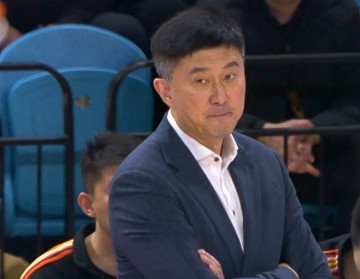 广东队输给辽宁16分！球迷：杜锋应向杨鸣学习，主动辞职
